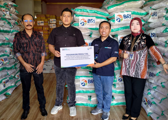 PEDULI SOSIAL: Pemimpin Cabang BRI Purwodadi Stefanus Juarto menyerahkan bantuan sembako kepada warga kurang mampu diserahkan ke Yayasan Pakerti Luhur Grobogan.