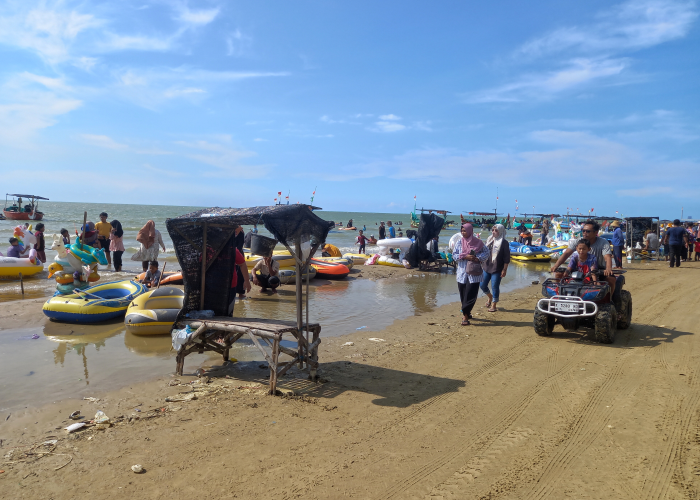 BERSANTAI: Sejumlah wisatawan sedang menikmati pemandangan di lokasi wisata pantai di Rembang baru-baru ini.