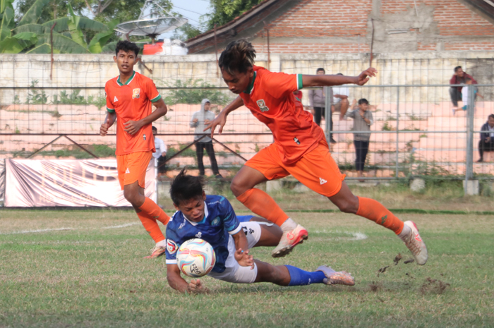 NGOTOT DAN SERU: Pemain PSIR Rembang berebut bola dengan pemain Persiku Kudus di&nbsp;Stadion Krida Rembang, Rabu (15/11).