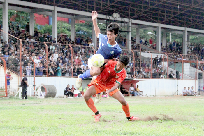 DUEL: Pemain PSIR berebut bola dengan pemain Persiku Kudus saat laga di Stadion Wergu baru-baru ini.