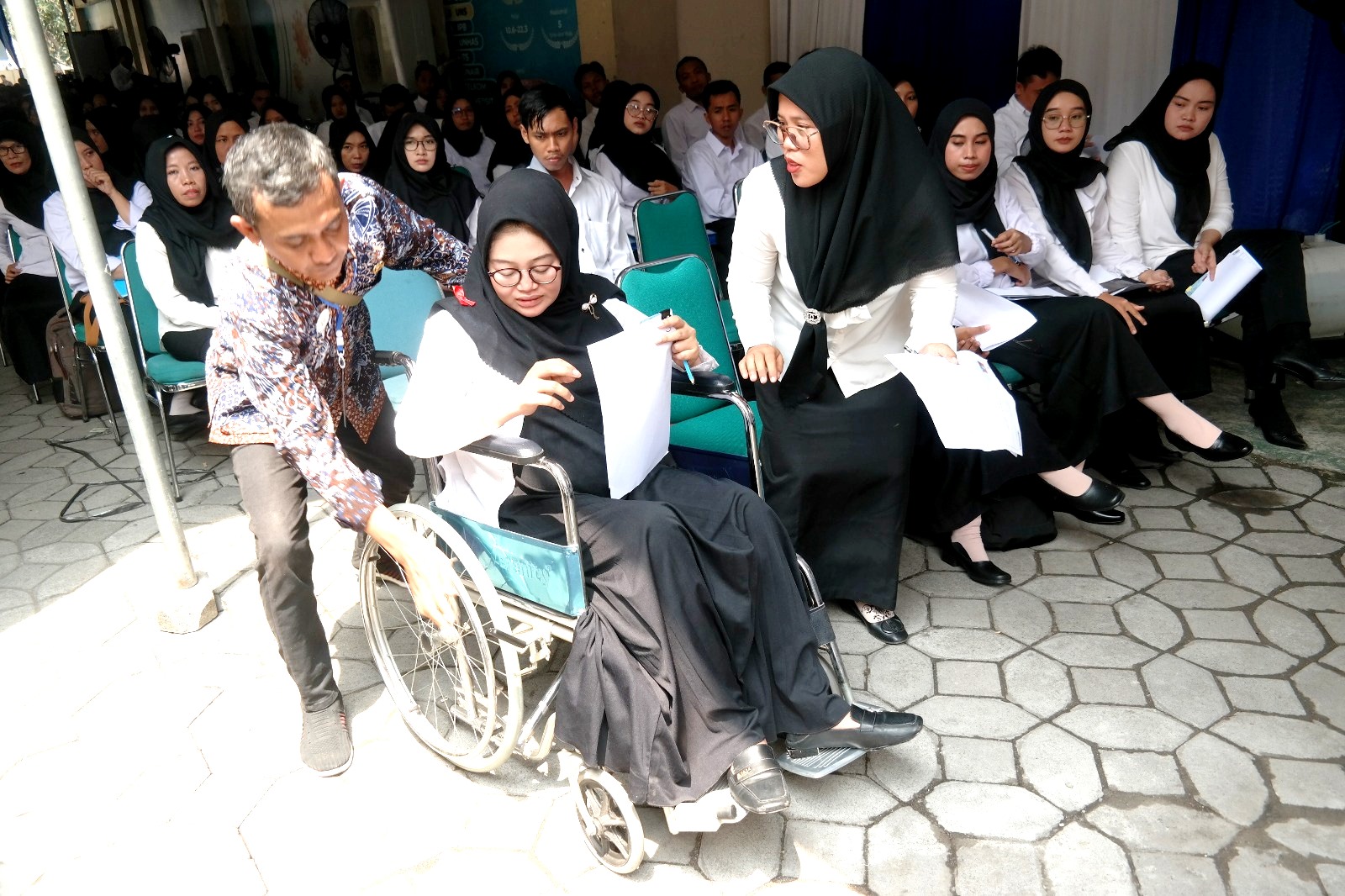 SELESAI MELAHIRKAN: Budi Hestina melakukan registrasi PPPK di UNS dengan dibantu kursi roda.