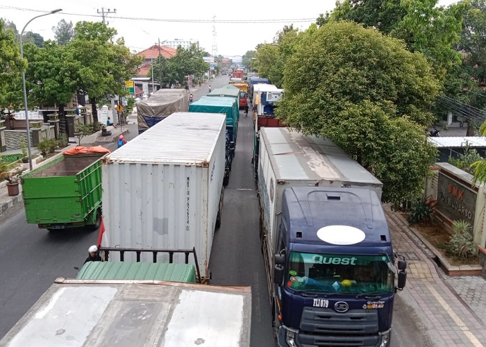 MANDEK: Jalur pantura Rembang kembali macet parah imbas perbaikan jalan.