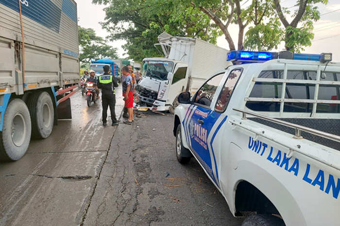 REMUK: Kondisi truk bok Isuzu setelah adu banteng dengan truk trailer bermuatan besi di jalur pantura Pati-Juwana turut Desa Widorokandang, Pati kemarin.
