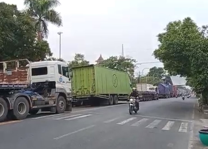 TAK BERGERAK: Truk-truk berhenti akibat kemacetan panjang di Pantura Rembang.