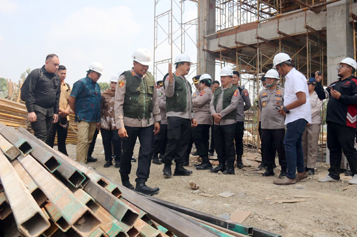 BLORA BAGIAN BARAT: Wakapolri Komjen Pol Agus Andrianto mengecek pembangunan RS Bhayangkara di Blora.