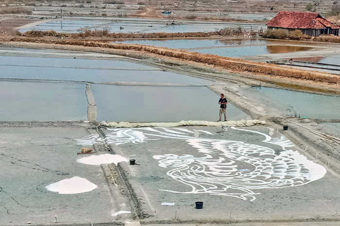 PROSES: Lukisan garam di tambak Dasun, Lasem sudah mulai terbentuk kemarin.
