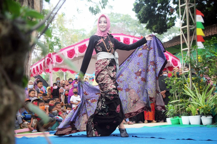 PERAGAAN BUSANA: Model mengenakan batik tulis saat peragaan busana baru-baru ini.