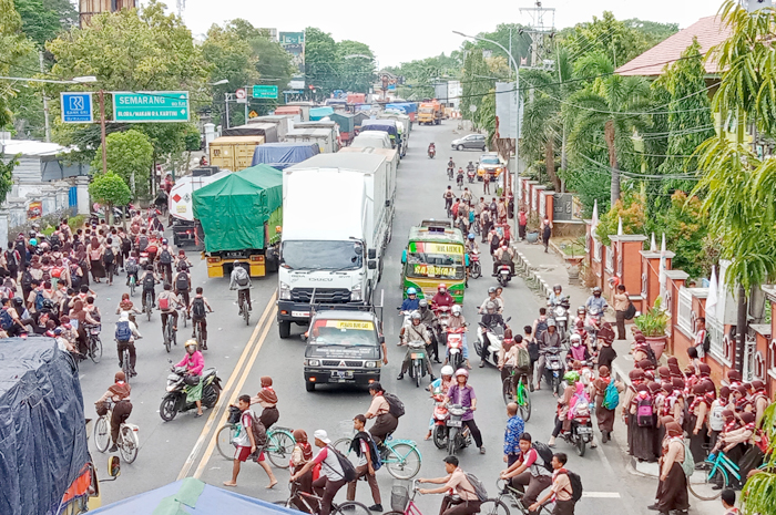 KRODIT: Kendaraan masih terjebak macet di Jalan Pantura wilayah Rembang Kota, Jumat (17/11).