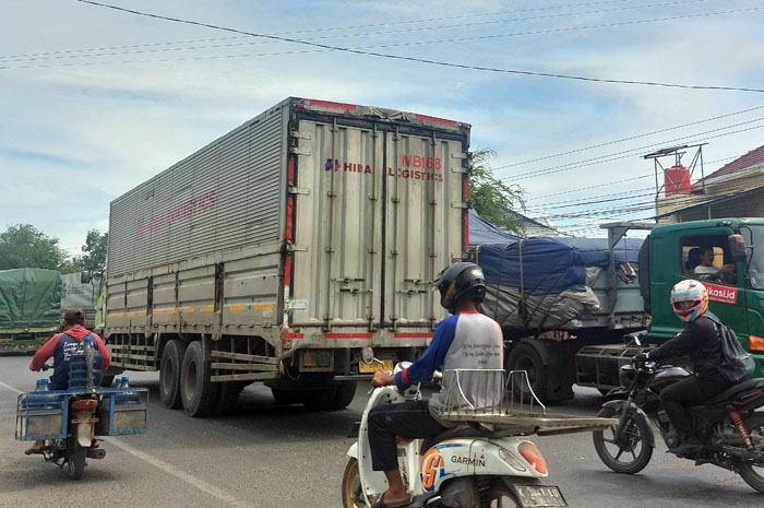 TERSENDAT: Kendaraan padat merayap melintasi jalur pantura Juwana, Jumat (17/11) siang.