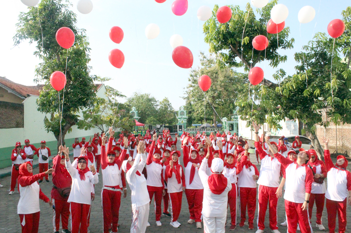 19 Pengurus Klub Jantung Sehat RS Mitra Bangsa Pati melakukan pelepasan balon usai resmi dilantik.