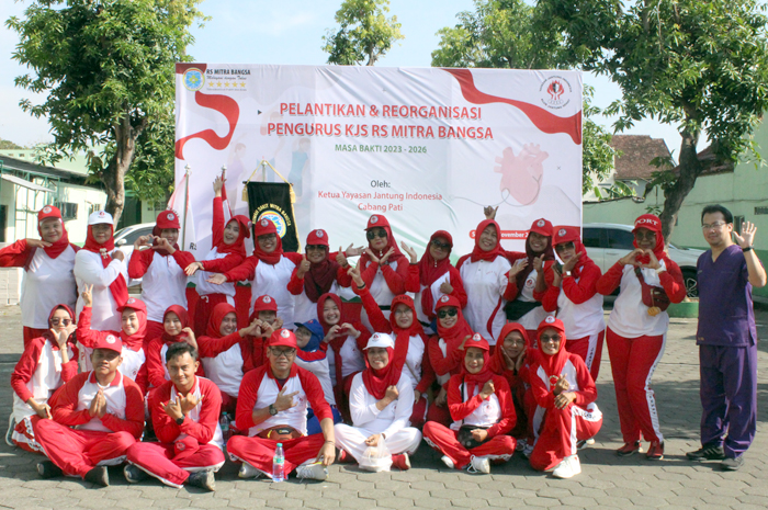 19 Pengurus Klub Jantung Sehat RS Mitra Bangsa berfoto bersama usai penandatangan naskah pelantikan.