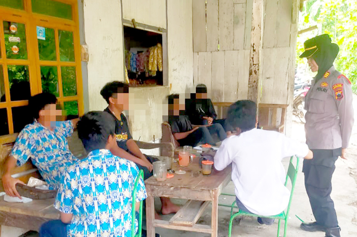 TERJARING: Kapolsek Tawangharjo AKP Umbarwati melakukan razia kepada siswa yang sedang bolos sekolah di Desa Selo, Kecamatan Tawangharjo.