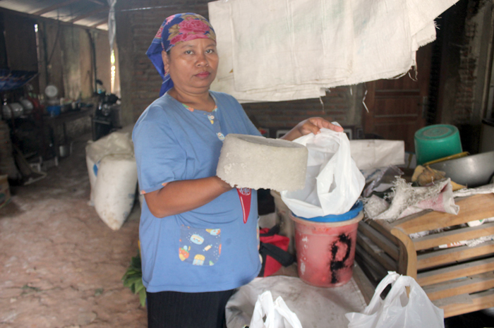 PRODUKSI: Warga Desa Menganti memperlihatkan horog-horog yang baru saja matang.