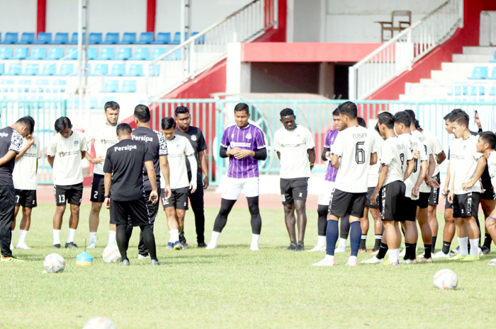 KOORDINASI: Pemain Persipa Pati melakukan sesi official training di Stadion Wijayakusuma Cilacap kemarin.