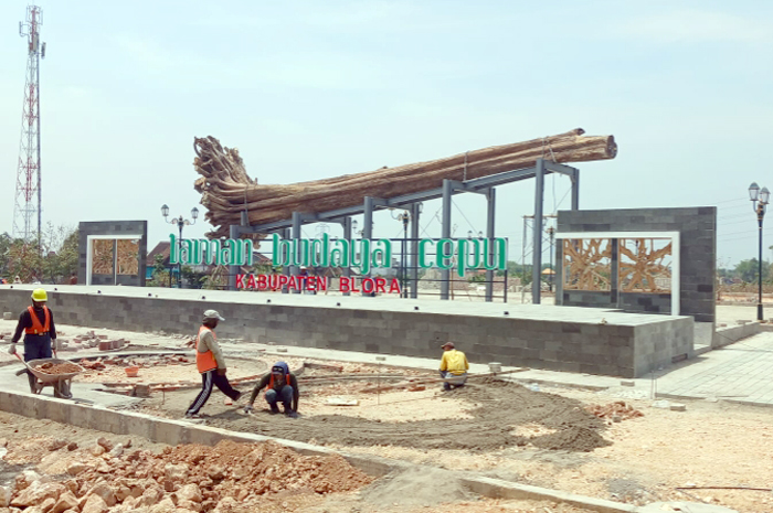 SIBUK: Para pekerja sedang beraktivitas mengerjakan pembangunan Taman Budaya Cepu, kemarin.