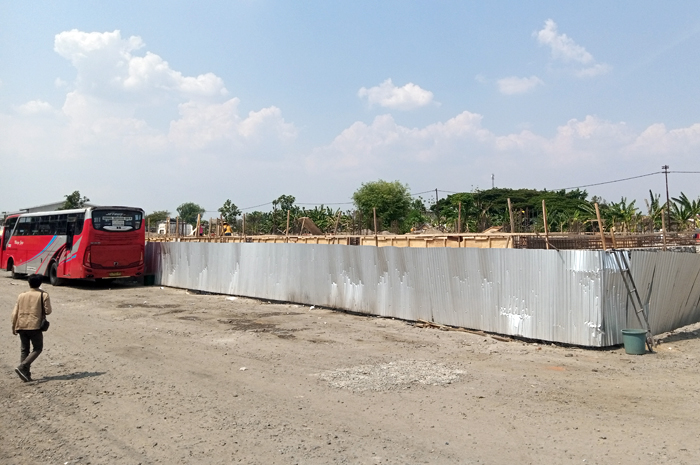 TELAT: Deretan pedagang dan bus yang dipindah selama proses perbaikan terminal.