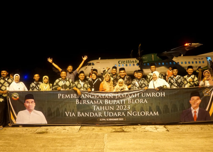 OPTIMIS: Bupati Blora Arief Rohman beserta rombongan saat hendak berangkat umroh lewat Bandara Ngloram.