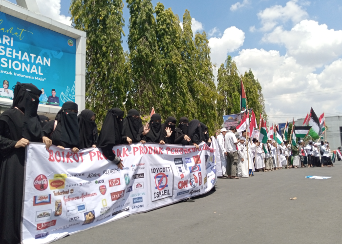 SERUAN: Masyarakat Blora melakukan aksi solidaritas untuk Palestina di Alun-alun Blora.