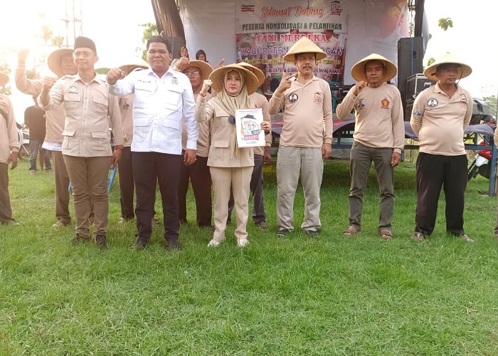 BELA PETANI: Farida Ristiyanti di lantik menjadi Ketua DPC Tani Indonesia Cabang Grobogan di lapangan Desa Kuwaron, Kecamatan Gubug, Jumat (17/11) lalu.