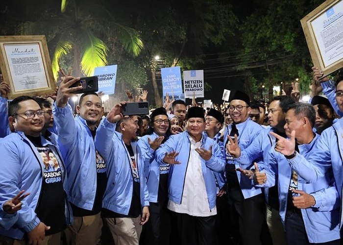 Prabowo Subianto bersama simpatisan.