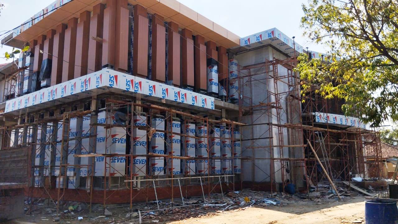 MULAI FINISHING: Gedung Dindikpora Rembang tampak luar mulai dilakukan finishing.