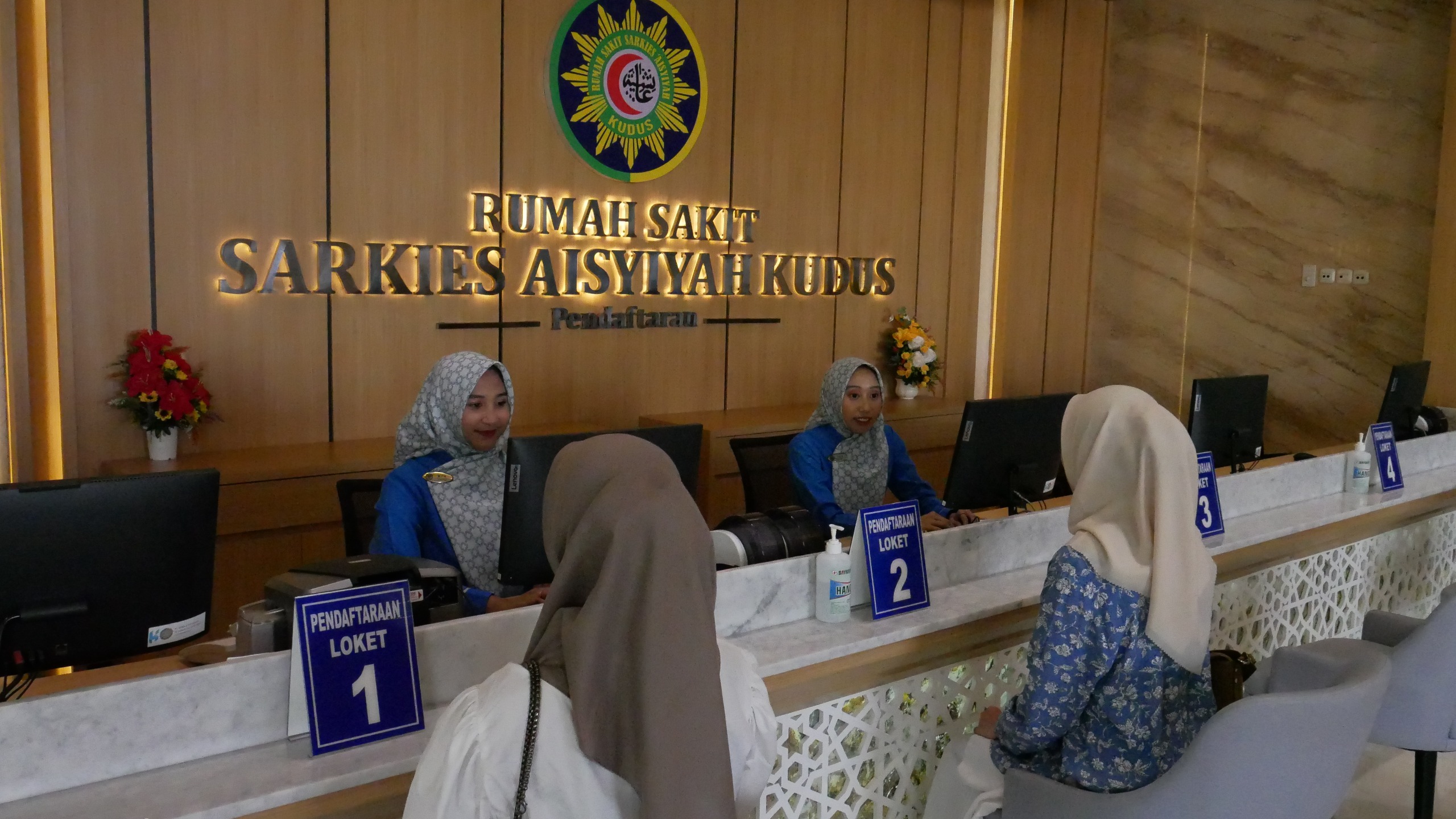 Petugas pendaftaran RS Sarkis &lsquo;Aisyiyah Kudus melayani pasien dengan senyuman