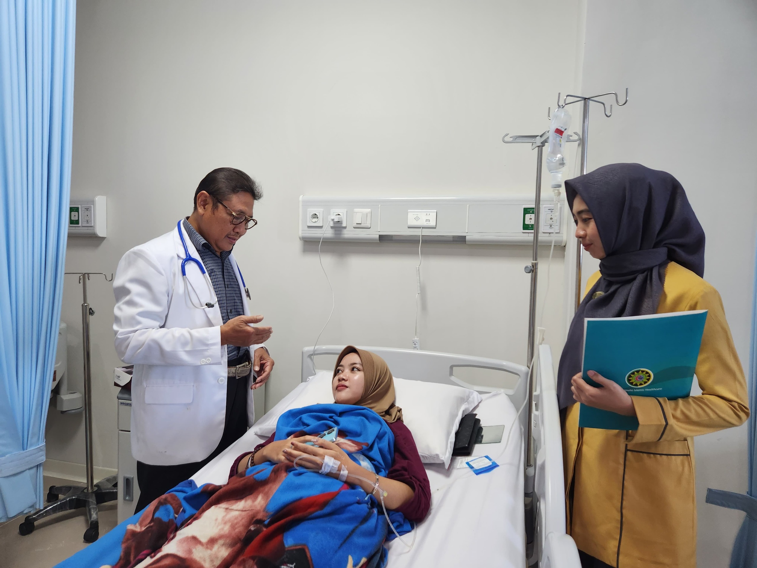 Dokter RS Sarkis &lsquo;Aisyiyah Kudus mengunjungi pasien di ruang rawat inap bersama perawat.