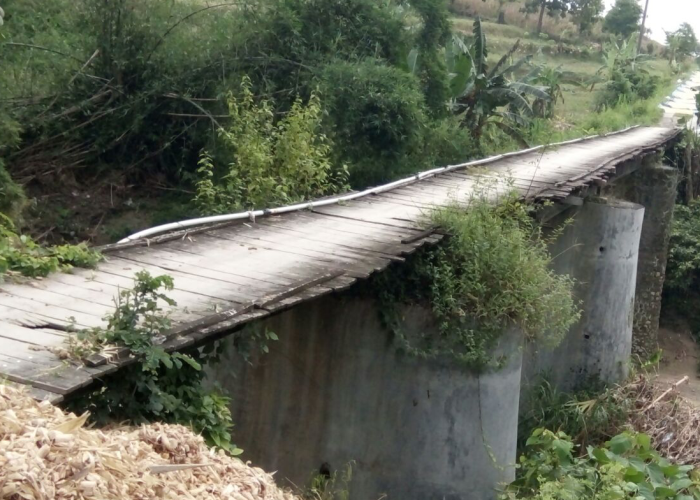 RUSAK: Salah satu ruas jalan di Grobogan nampak memprihatinkan baru-baru ini.