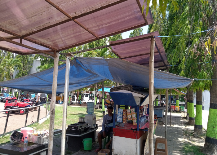 BUTUH PERHATIAN: Pedagang di area Alun-Alun Blora menempati shelter yang rusak untuk berjualan.