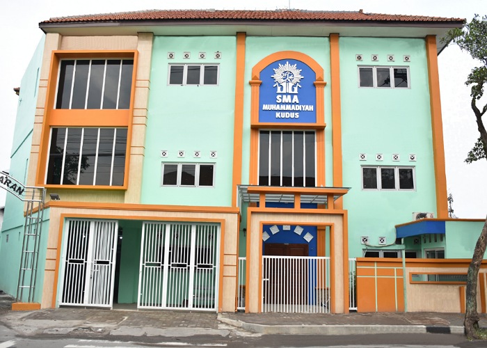 Gedung SMA Muhammadiyah Kudus tampak depan yang berada di Jalan KHR Asnawi Nomor 19, Pejaten, Desa Damaran, Kota, Kudus.