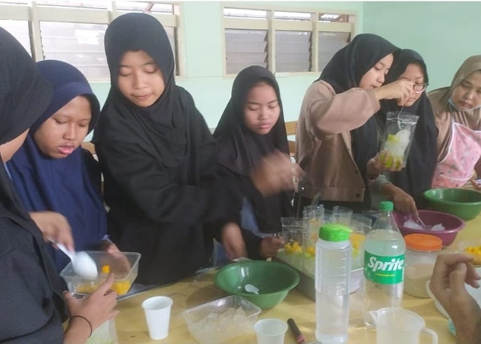 Para siswi vokasi SMA Muhammadiyah Kudus mengikuti kelas tata boga.
