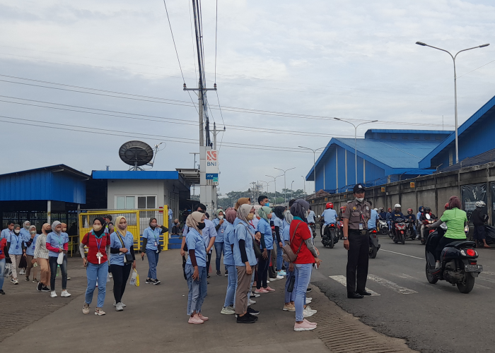 KERJA: Buruh pabrik di kawasan utara Jepara saat berangkat bekerja.