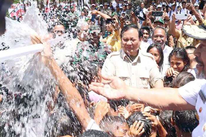 Prabowo Subianto meresmikan titik air bersih di Desa Werwaru, Pulau Moa, Kabupaten Maluku Barat Daya (MBD), Senin (4/9).