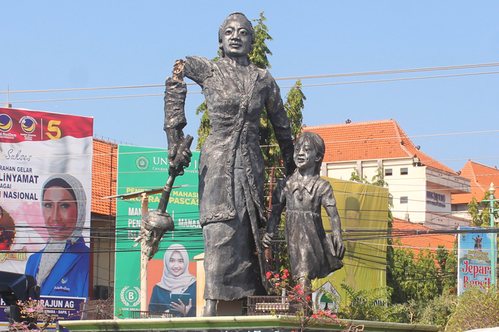 RAPUH: Bagian tangan pada patung RA Kartini di Jalan Kartini patah, Selasa (21/11).