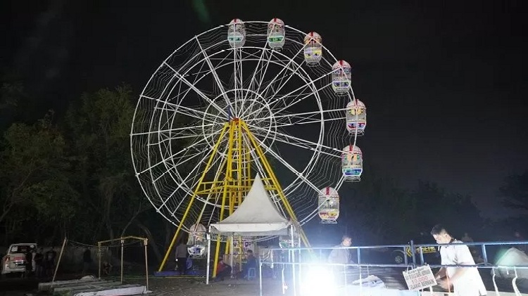 Sangkar wahana bianglala yang sedang beroperasi di pasar malam Colomadu, Kabupaten Karanganyar jatuh, 2 orang terluka.
