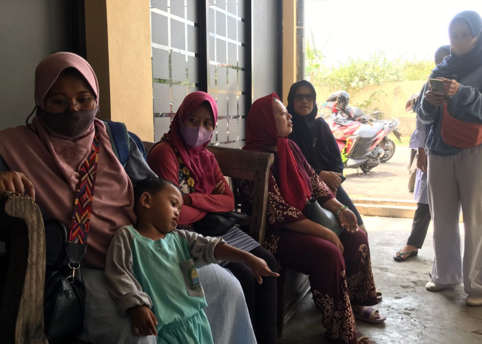 MENGADU: Emak-emak melaporkan pihak BMT Harum ke Polres Rembang karena tidak bisa menarik uang tabungan dan deposito baru-baru ini.