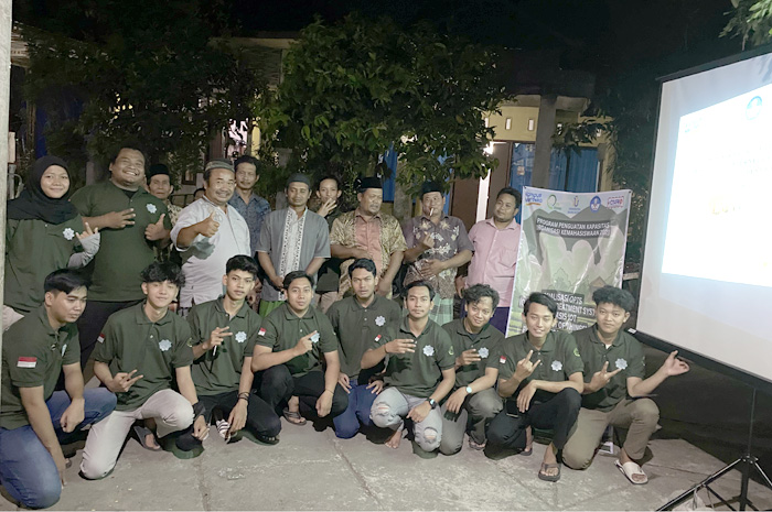 Tim Program Penguatan Kapasitas Organisasi Kemahasiswaan (PPK Ormawa) UMK memberikan edukasi kepada kelompok tani di Desa Bandungrejo.