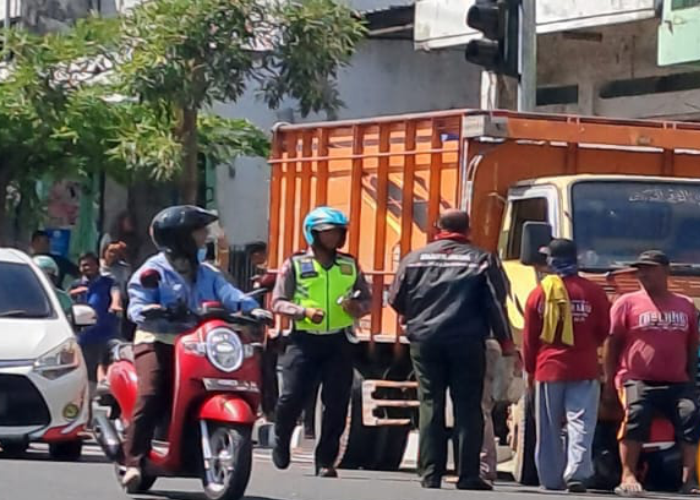 OLAH TKP: Pihak kepolisian melakukan olah TKP terjadinya kecelakaan yang melibatkan truk dan Honda Vario di lampu merah perempatan Eks Stasiun Rembang pada Rabu (22/11).