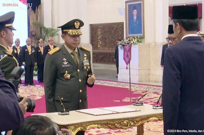 Presiden Joko Widodo melantik Jendral Agus Subiyanto sebagai Panglima TNI di Istana Negara, (22/11).