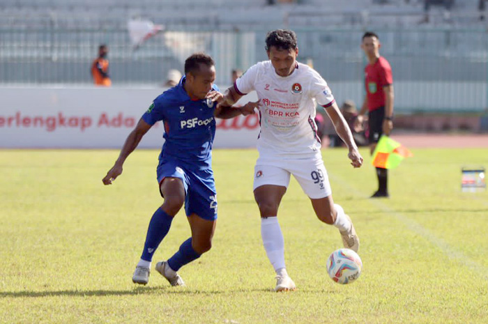 KECEWA: Pemain Persipa Pati berusaha menjaga bola dari pemain PSCS Cilacap dalam pertandingan pekan kemarin.