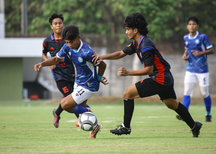 PENENTU LOLOS: Pemain Persiku Kudus Roy Saputra (kiri) mempertahankan bola dari pemain Safin FC saat laga di lapangan Mojoagung, Kecamatan Trangkil, Pati pada Rabu (22/11).