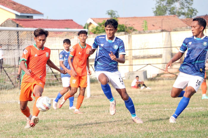 REBUT: Pemain PSIR sedang berduel dengan pemain PSDB Demak saat laga di Stadion Krida Rembang beberapa waktu lalu.