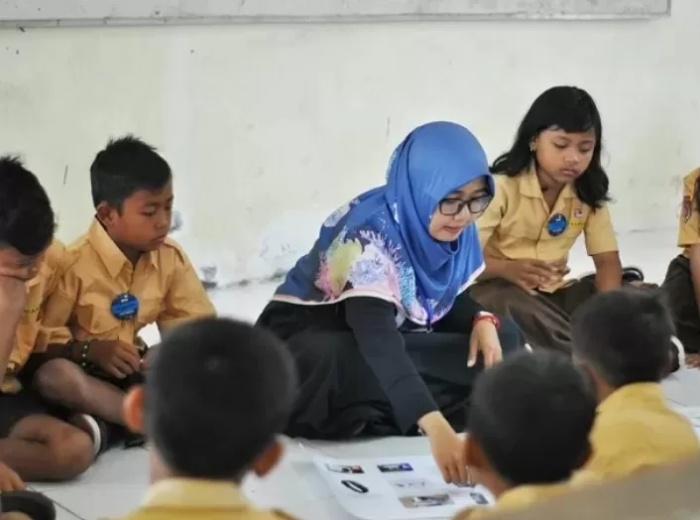 Ilustrasi Guru Mengajar