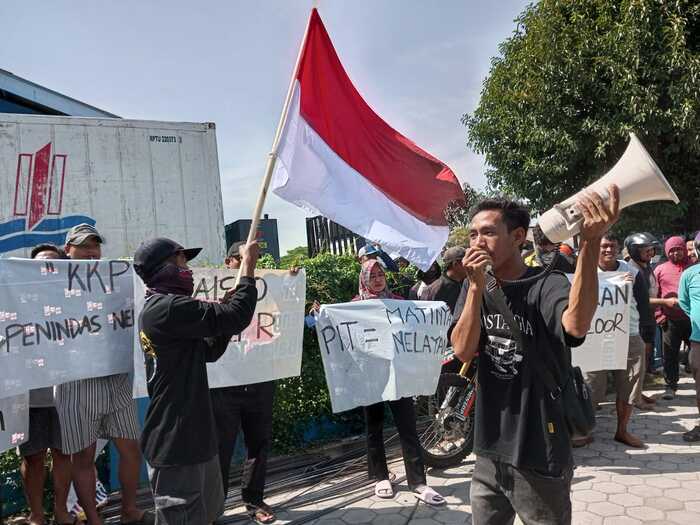 ORASI: Nelayan di Juwana berorasi di depan kantor tim pendataan KKP di kompleks TPI Unit 2 Juwana