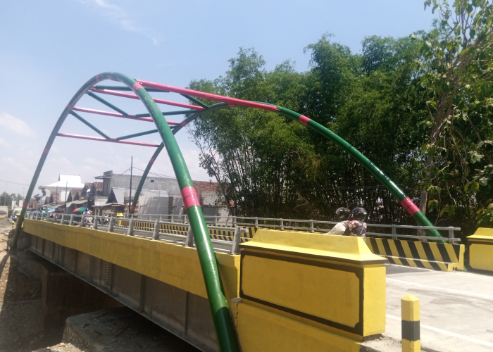 LEWAT: Pengendara saat melintas di Jembatan Badong yang selesai dibangun.