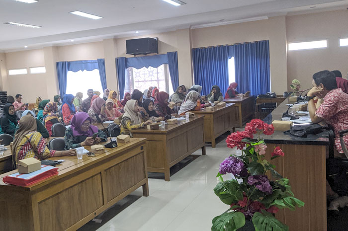 PEMANTAPAN: Puluhan guru PAUD dan TK se-Kabupaten Blora mendengarkan penjelasan dari tim Jawa Pos Radar Kudus aula Pertemuan Gedung B Disdik Blora kemarin.