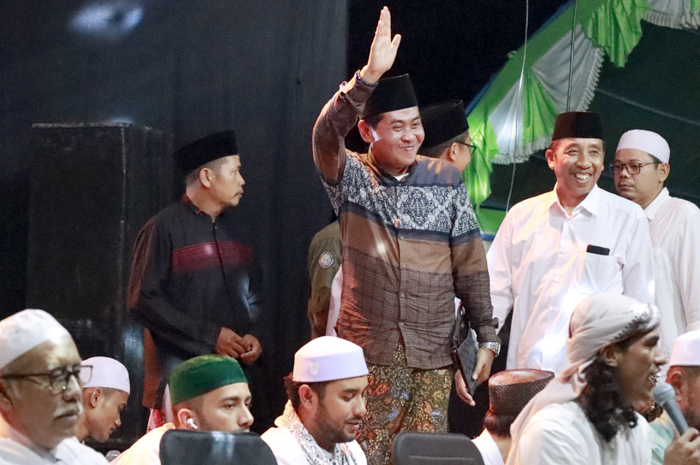 SAPA JAMMAH: KH Anwar Zahid, bersama Bupati Rembang, Abdul Hafidz, menyapa menyapa jamaah yang hadir di acara peringatan Maulid Nabi Muhammad SAW di Rabu malam lalu (23/11).&nbsp;
