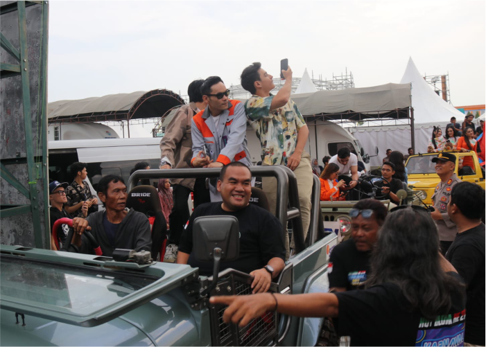 PAWAI: Bupati Blora, Arief Rohman bersama dengan artis Karnaval SCTV pawai mengelilingi ruas jalan di Blora menyapa masyarakat.