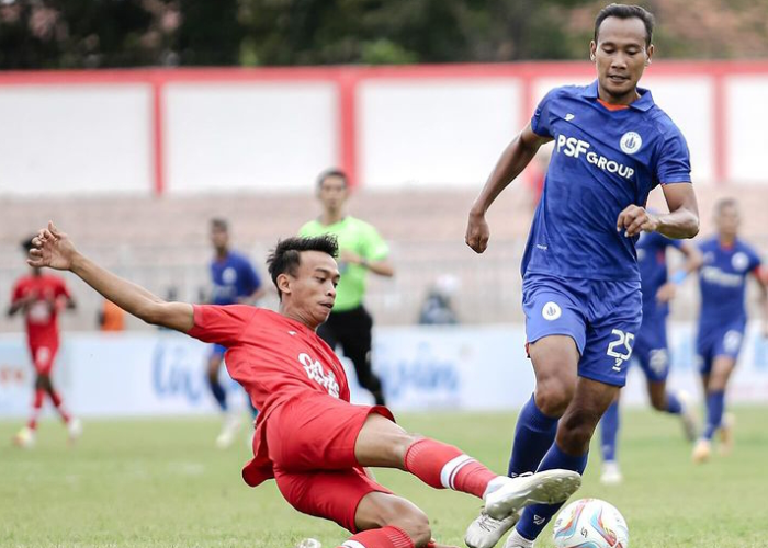 RUNGKAD: Bek Persijap Jepara Fikron Afriyanto berusaha merebut bola dari pemain PSCS Cilacap dalam pertandingan Liga 2 Sabtu (25/11) lalu.