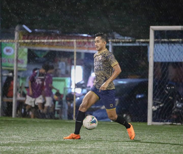 ANYAR: Penggawa anyar Persijap Jepara Rikza Syahwali saat bermain bola di kampung halamannya, Cianjur.